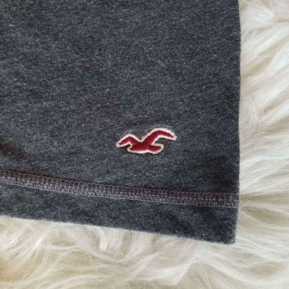 Hollister- Gray V Neck Short Sleeve Tee (Small) - Picture 4 of 8